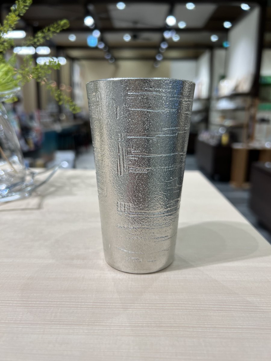 T_ocul's tweet photo. ―――【商品紹介】———
『ビアカップ　シラカバ』

白樺の木肌をイメージした加工が施されたカップです！

✨錫はお酒をまろやかにします！
✨器を事前に冷蔵庫で1～2分程、冷やすことにより、
　  キンキンに冷えたビールが楽しめますよ！

贈り物に最適な商品です！
https://t.co/cvQFy61Wlg https://t.co/7qCvg8DCTx