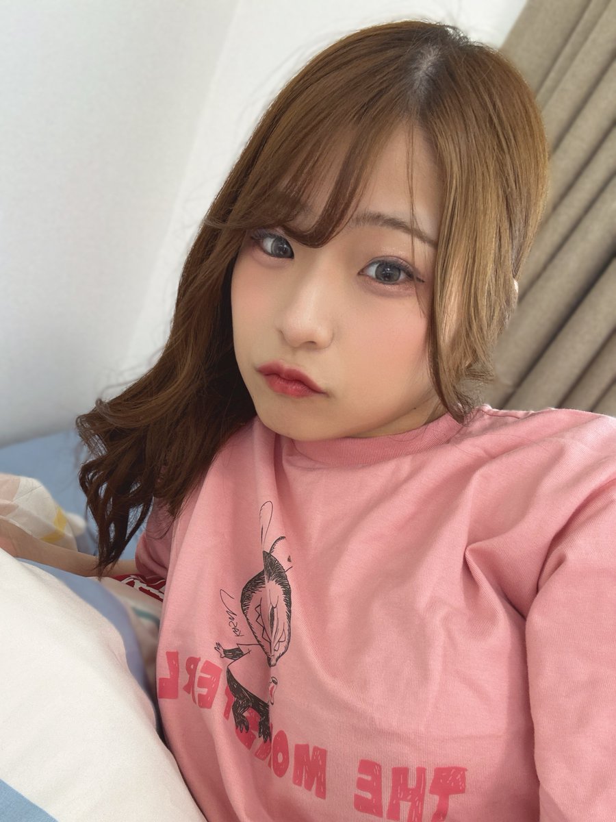 mikumiku_2025's tweet photo. みんなおはよ〜！

「今日はかき氷食べたいな〜」って考えてるみくです🍧♡

最近暑すぎて、
冷たいものばっかり探しちゃうんだよね😂

ふわふわの氷に、
いちごとか抹茶とか好きなシロップかけて食べる時間って最高じゃない？☺️✨

子どもの頃はお祭りで食べるかき氷が特別だったけど、
大人になってから食べるかき氷もまた違う幸せがある気がする♡

今年はまだ食べてないから、
美味しいかき氷のお店探してみようかな🍧

��んなはかき氷何味が好き〜？♡

今日も暑くなりそうだから、
水分補給しっかりして頑張ろうね！