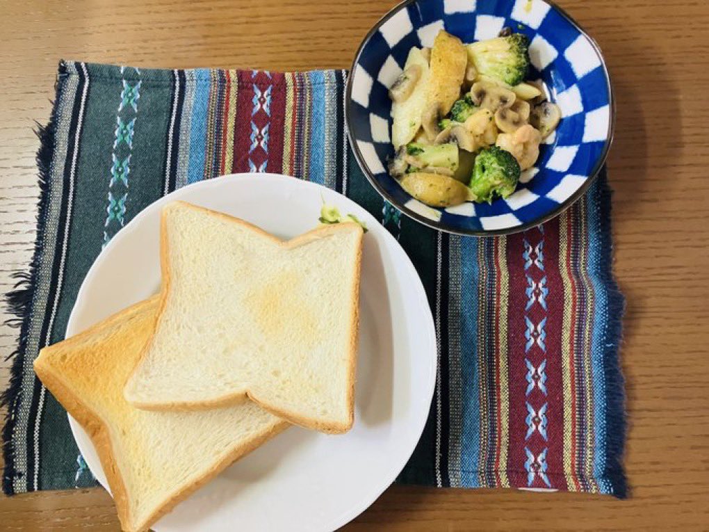 deIiRputr1's tweet photo. お昼ごパン🍞
どうやらバタンキューして爆睡してた私(*˘︶˘*)ｽﾔｧ

ご飯だよーって起こされた👀✨
冷食、こう言う時ほんとありがたい✨ https://t.co/1YNiNGLF5A