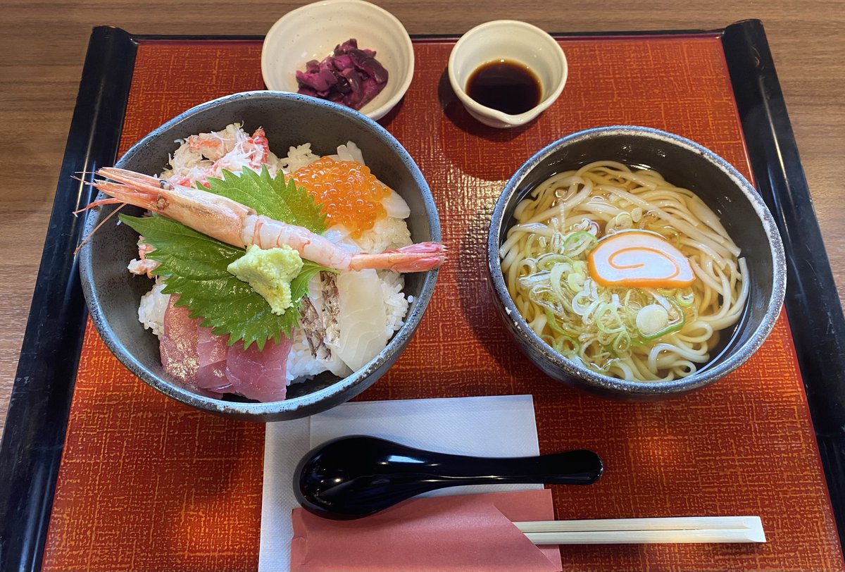 PSepld8's tweet photo. こんにちは😊

ナベちゃんの
ハイウェイグルメ！

有磯海SA
⭐️海鮮丼
     ミニ氷見うどんセット

こんな量でお腹がいっぱいになるわけもなく
次に行きます
ꉂ🤣𐤔𐤔

味は普通でした🤣 https://t.co/AFMVLKzsR7