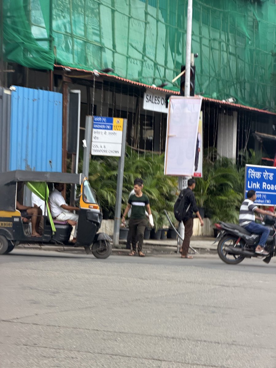 RudrapriyoR's tweet photo. The problem of irresponsible behaviour by supporters of Netas continue. Placards wishing them Happy Birthday blocks traffic signals. Who wants to know their birthday other than the Netas themselves or their cronies! The Oshiwara signal on New Link Road is a favourite spot since there is a lamp post in front of the signal. Oshiwara PS is hardly 200 metres from this crossing. Motorists continue to suffer. As such, the level of adherence to traffic rules are at its lowest in Mumbai. This gives another reason not to follow the rules. @MTPHereToHelp @mybmc @AndheriLOCA