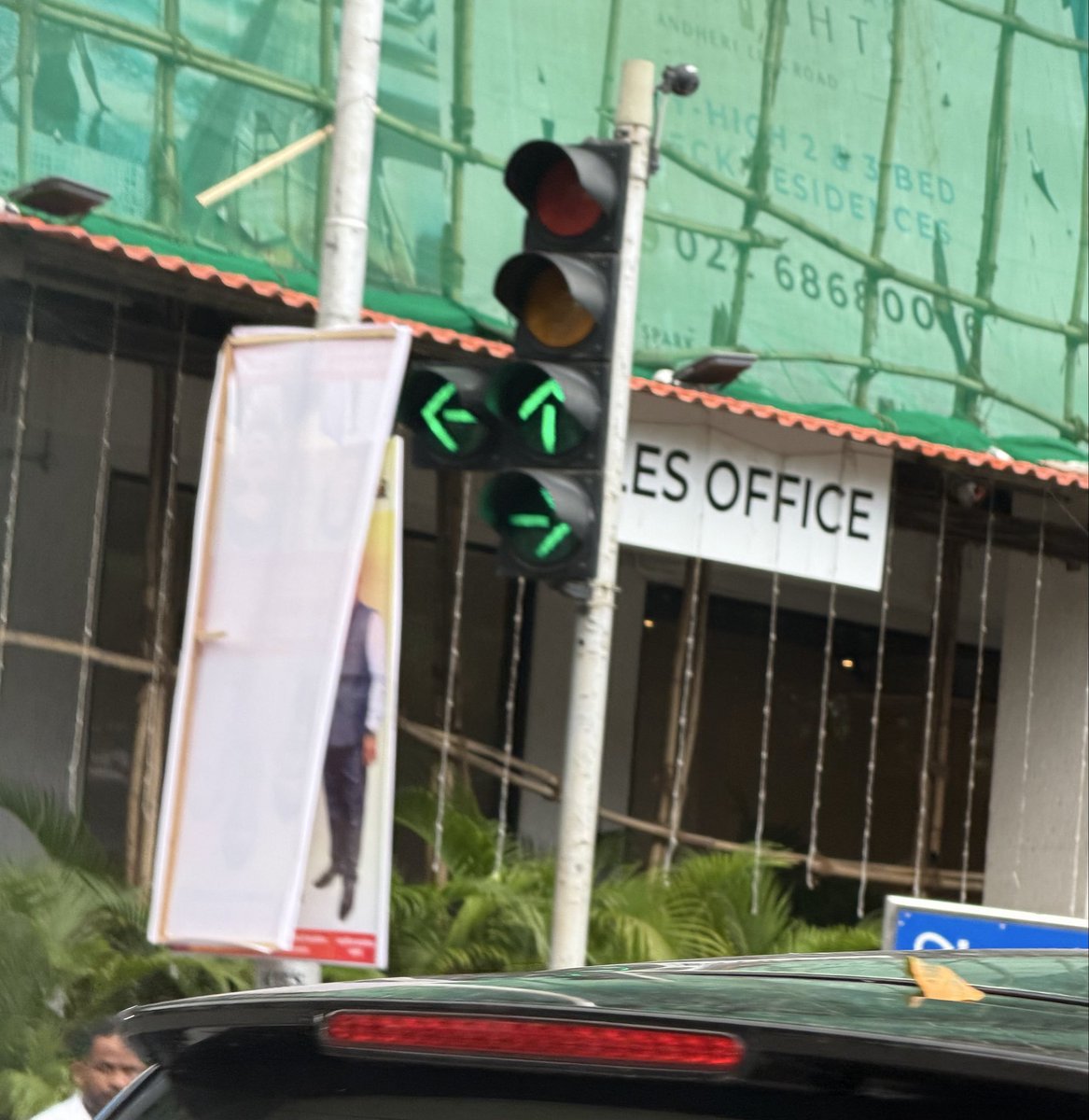 RudrapriyoR's tweet photo. The problem of irresponsible behaviour by supporters of Netas continue. Placards wishing them Happy Birthday blocks traffic signals. Who wants to know their birthday other than the Netas themselves or their cronies! The Oshiwara signal on New Link Road is a favourite spot since there is a lamp post in front of the signal. Oshiwara PS is hardly 200 metres from this crossing. Motorists continue to suffer. As such, the level of adherence to traffic rules are at its lowest in Mumbai. This gives another reason not to follow the rules. @MTPHereToHelp @mybmc @AndheriLOCA