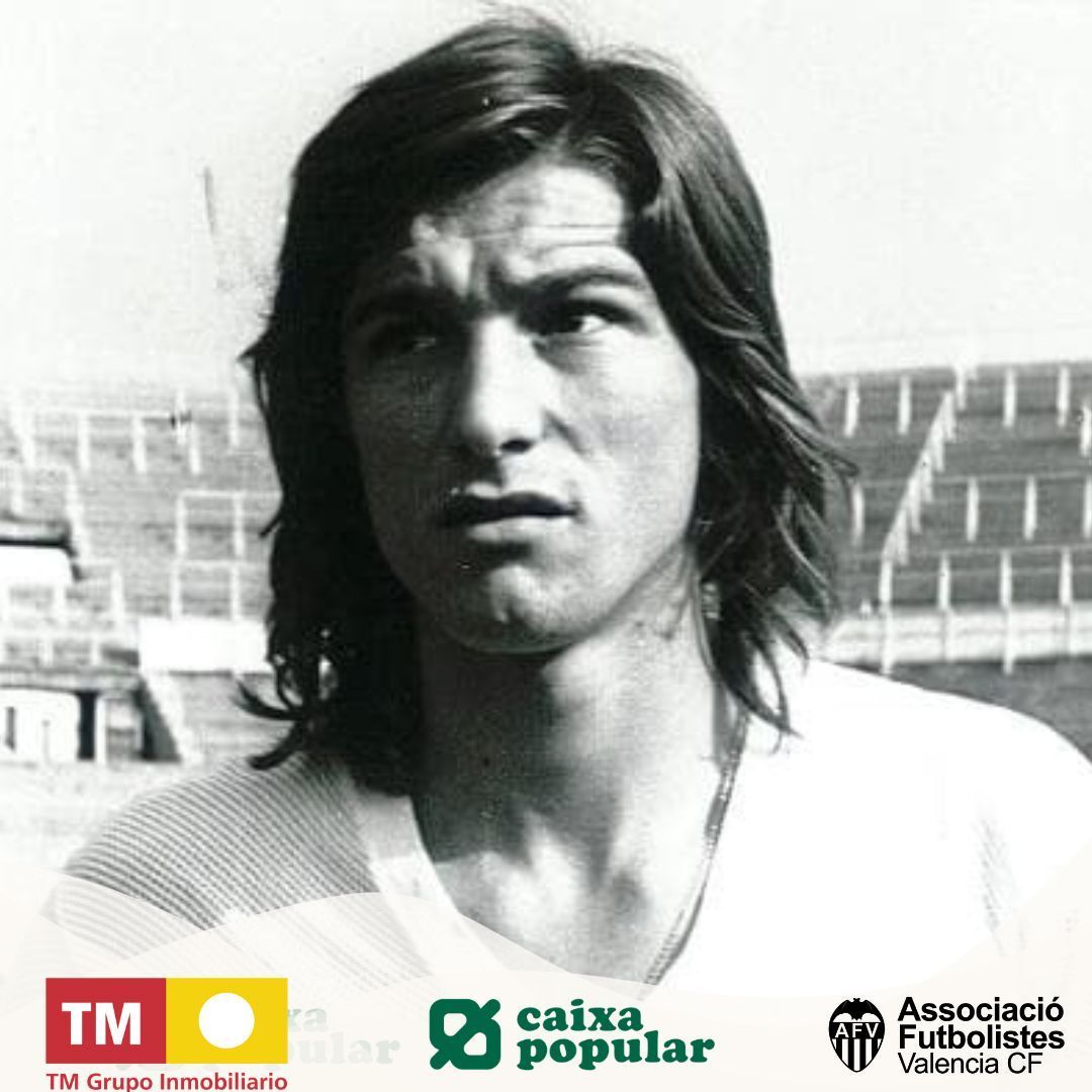 FutbolistasVCF's tweet photo. Comenzamos el día recordando a Fernando Tirapu, bravo valencianista que jugó 3 temporadas en el VCF entre 1964 y 1977 y nos dejó a los 66 años (1958-2018) 🙏🦇⚪⚫ #siempreenelrecuerdo #orgullososdeti #llegendesdelsentiment https://t.co/d1jfEGB1AK
