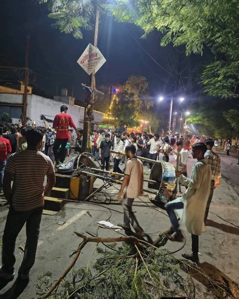 Bihar_se_hai's tweet photo. This destruction happened in Muzaffarpur in the name of peaceful protests.

Who should pay for this ?

@abhijeet_dipke @Cockroachisback https://t.co/AbtT1oiYVO