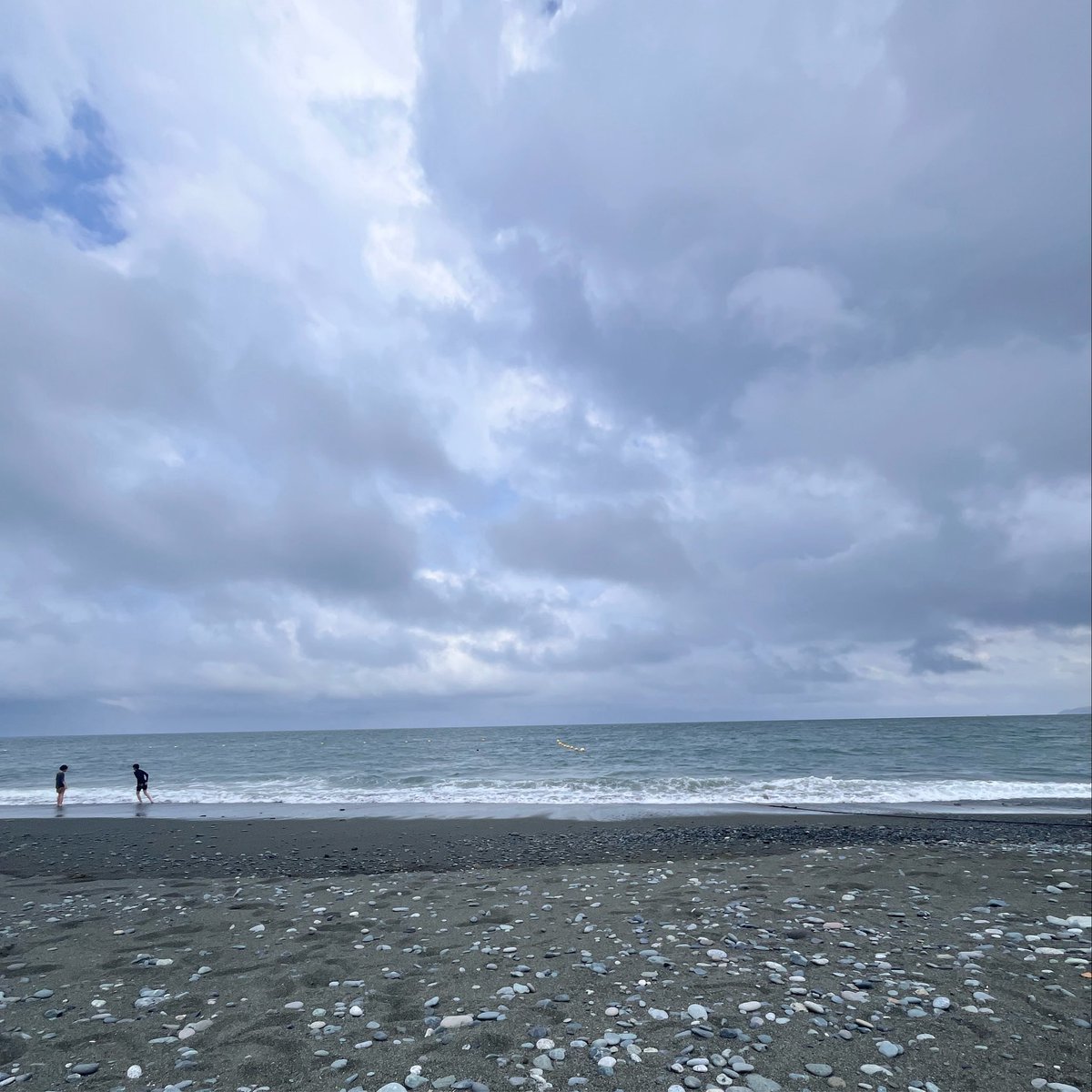 ytksk74's tweet photo. 有給に海に来て石を拾っている人間 https://t.co/AI1SoF9ePC