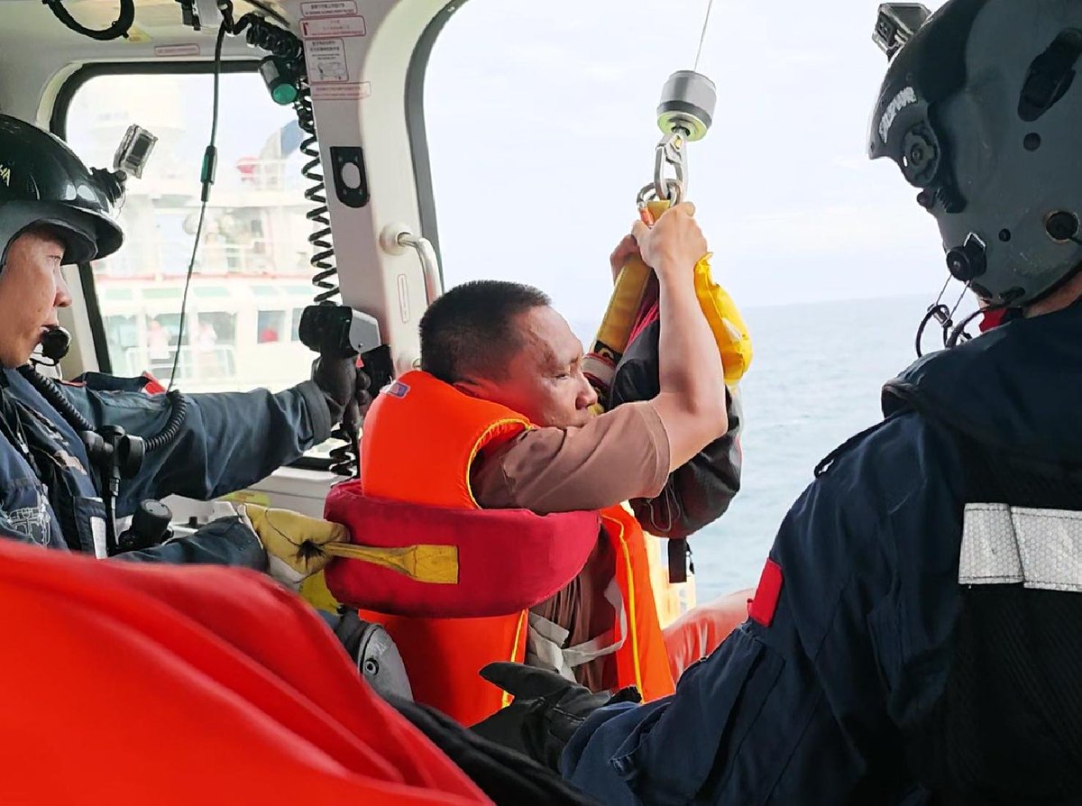 Amyflowering's tweet photo. 48 survivors from sunken Vietnamese ship on way back to mainland
 https://t.co/fqAVMGIZIy https://t.co/jFqvfGUcIH