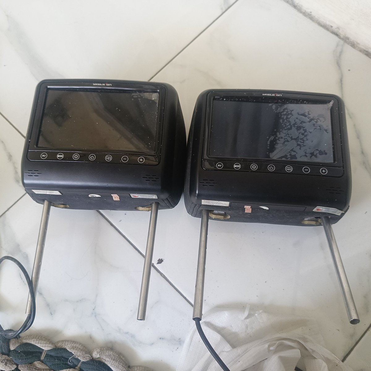 chamomilewy's tweet photo. Help RT please 🙏

aku mau bantuin tanteku jualin barang barangnya, pak Dhe ku bulan lalu habis meninggal baru ketahuan ternyata ninggalin banyak hutang 🙏

Tv mobil 700k boleh nego dapat dua, bubble wrap sama alumunium foil nya aku open berapa aja barangkali ada yang mau take https://t.co/xAd5ZAAPlL