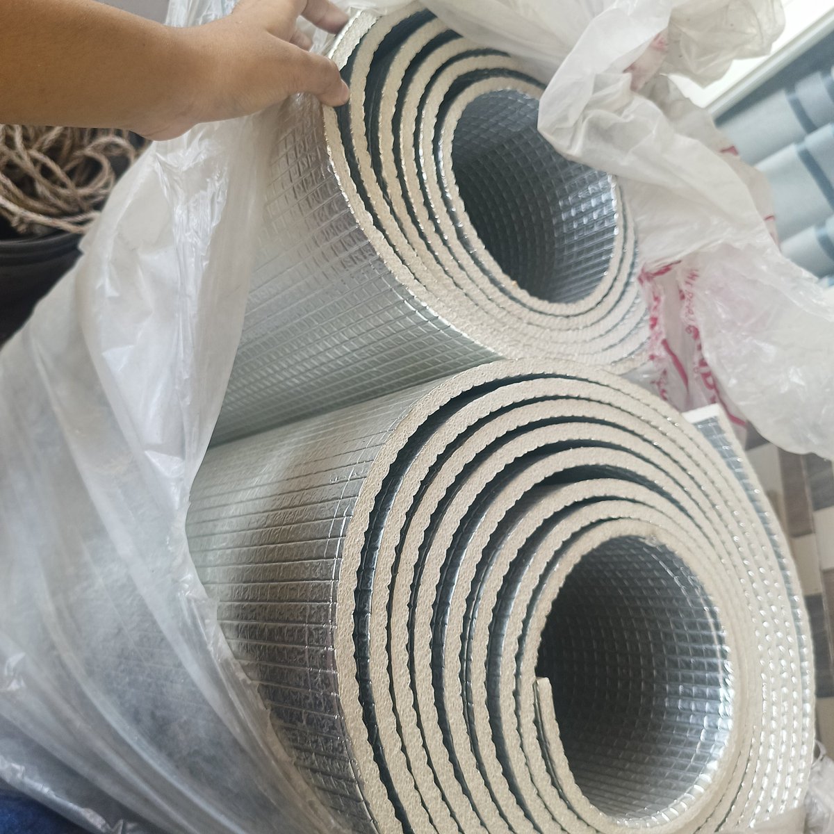 chamomilewy's tweet photo. Help RT please 🙏

aku mau bantuin tanteku jualin barang barangnya, pak Dhe ku bulan lalu habis meninggal baru ketahuan ternyata ninggalin banyak hutang 🙏

Tv mobil 700k boleh nego dapat dua, bubble wrap sama alumunium foil nya aku open berapa aja barangkali ada yang mau take https://t.co/xAd5ZAAPlL