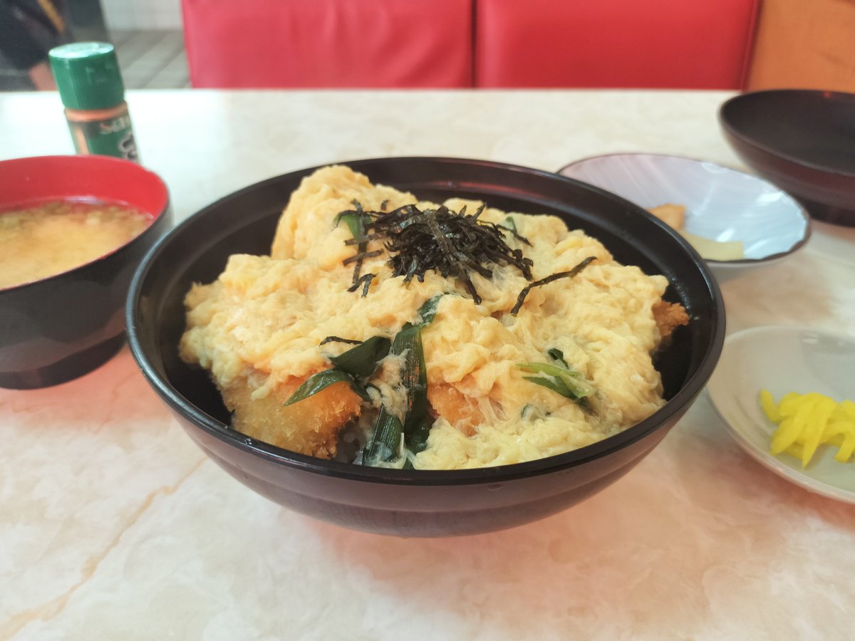 vulcaaaan's tweet photo. 玉子フワフワで出汁シミシミかつ丼（味噌汁、一品、漬物付き）が今どき650円の食堂でランチ。ちなみに日替わり定食は2種類あってどちらも600円というバグり具合。 https://t.co/Fc1SNtW5iw