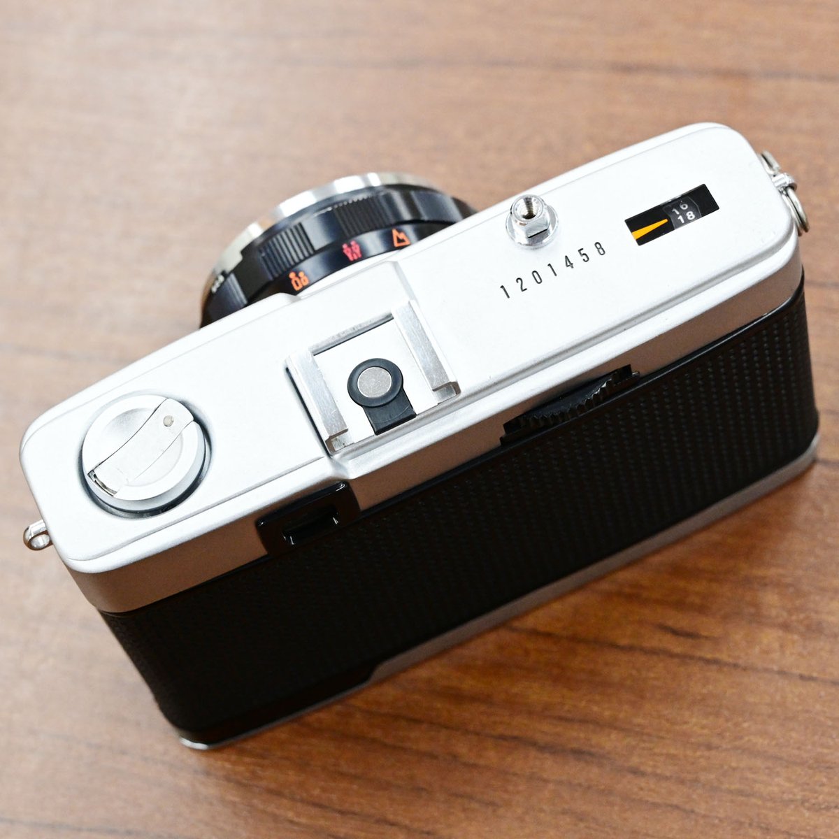champcamera's tweet photo. OLYMPUS #TRIP35(整備済) ¥24,000- by #青葉台 店
PENをベースに作られた35mmフルサイズのコンパクト #フィルムカメラ。
自然な画角の40mmの単焦点レンズと、ゾーンフォーカスによるシンプルなピント合わせで軽快に撮影を楽しめる1台です。
#田園都市線
https://t.co/XBL9gfybAi https://t.co/tYU6AytBbi