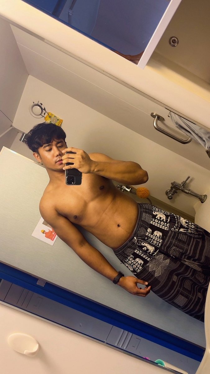 Happymuak's tweet photo. วันนี้ปวดหลังนิดหน่อย 🫩 กว่าจะได้นอน https://t.co/vPfVzmIUIH