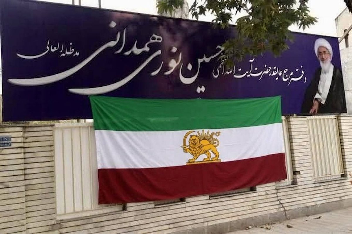TheImmortalIran's tweet photo. @mojtaba_____ در این لحظات حساس تاریخ ساز باشیم. #پرچم_شیر_و_خورشید این میراث #ملی #تاریخی و #مذهبی را بر سپهر سیاست ایران برفراشته کنیم.
#اسدالله_الغالب #پرچم_اقتدار_صفویه را به ایران بازمیگردانیم
#همه_باهم_برای_ایران
#حمایت_از_مذاکرات
#پرچم_شیروخورشید https://t.co/t2Lt4tVXoL