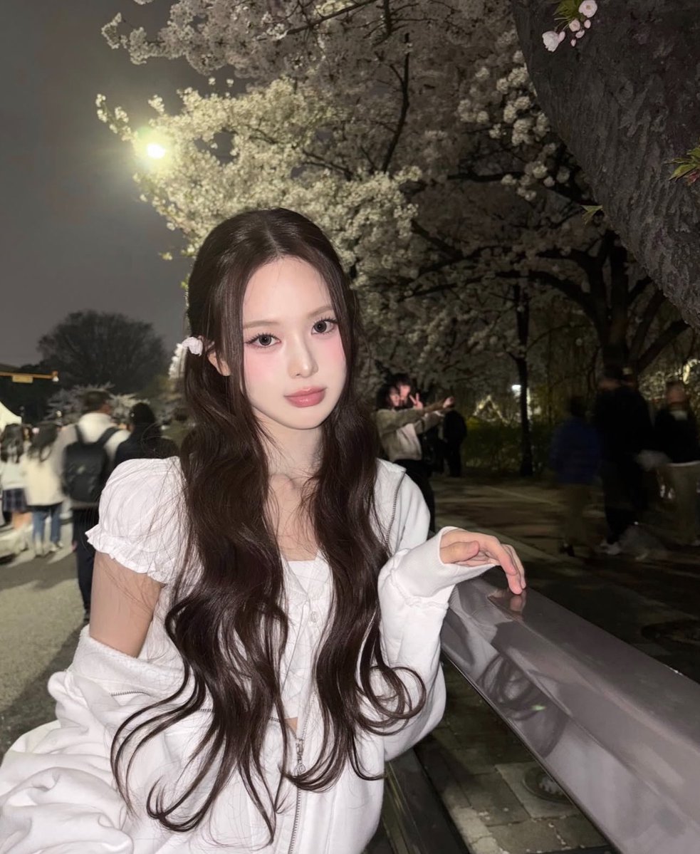 ch5rok's tweet photo. 빵행장님 퇴근 후 하시는 일
의외로 피곤해서 키절이 아니고
예뿌게 입고 벚꽃보러가기 수박빙수먹기
아니면 열연습인 거 리스펙 https://t.co/oVFWUzmKyU