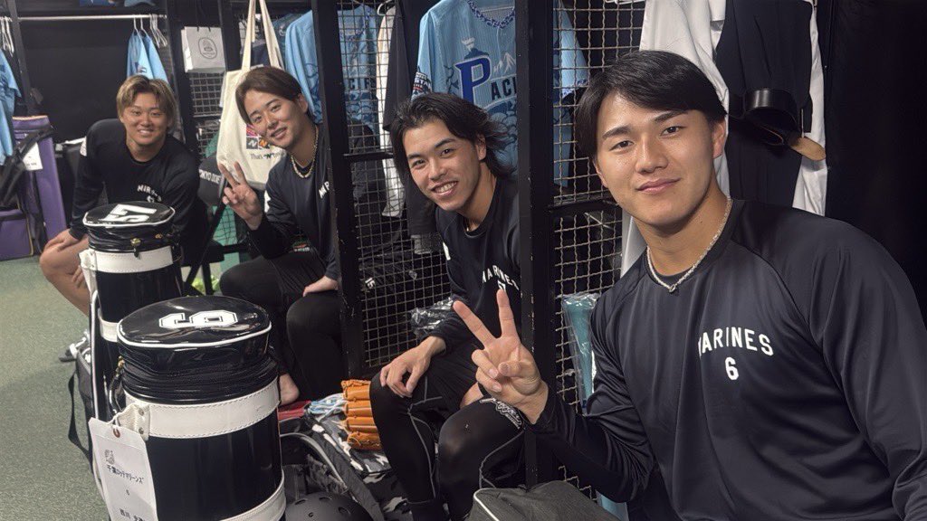 chibalotte_pr's tweet photo. 集合より1時間以上前にロッカーに集まり、ソワソワしているオールスターマリーンズ勢。
「ロッテ、はやいよ！」と周囲から声があがっています(笑)
#chibalotte #広報 
#鈴木昭汰 #横山陸人 #小川龍成 #西川史礁 https://t.co/0AUVu7tp0F