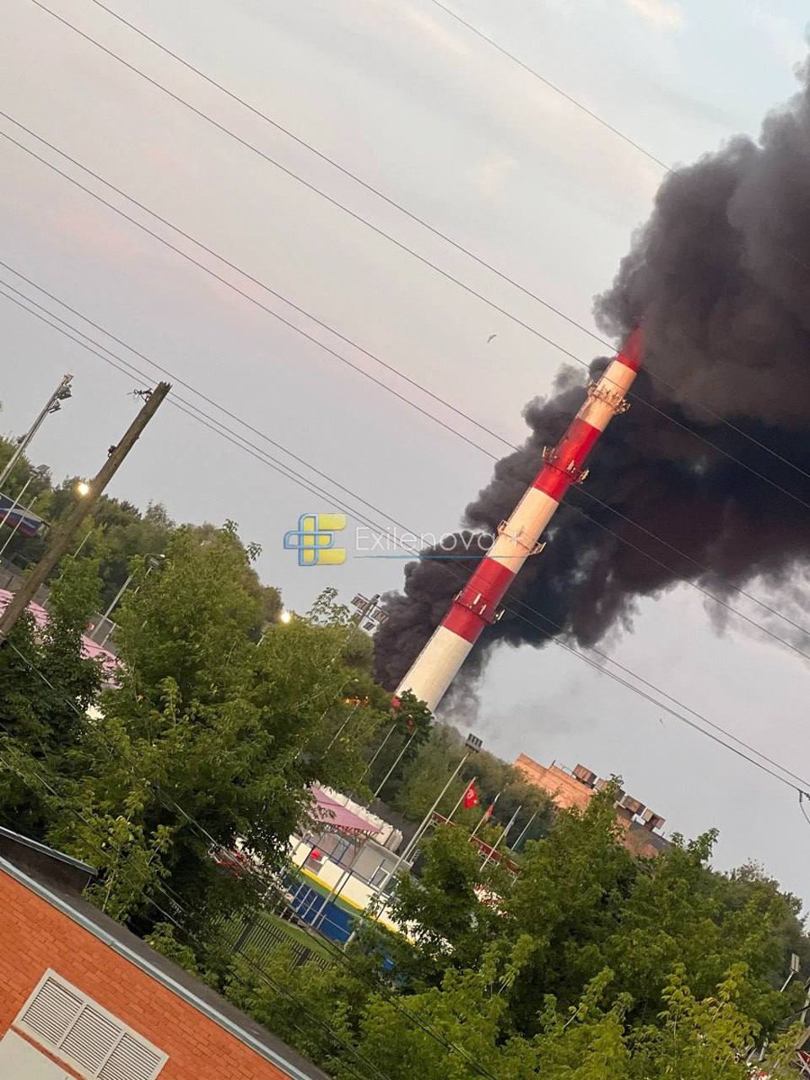 sternenko's tweet photo. Цієї ночи дрони уразили завод «Гідростальконструкція» у місті Чехов, Московська область РФ (1-3).

Підприємство спеціалізується на компонентах для електростанцій та гідротехнічних обʼєктів.

Також відомо про пожежу у Колєдіно, що у Московській області (4). Горять складські приміщення.
