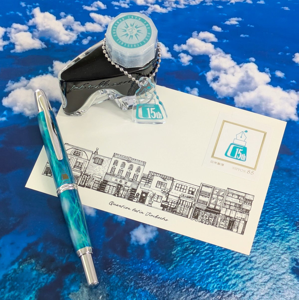 bungbox's tweet photo. 今年創業15周年を迎えたブングボックス。

これを記念した商品のコレクションをご紹介します！

〈キャップレス Bon Voyage BB〉
Bon Voyage は、「行ってらっしゃい、良い旅を! 」
と旅立ちにかける言葉。
BB は BUNGUBOX のBBと
フランス語のbebe(赤ちゃん)を掛けた言葉です。

空の旅が始まる瞬間、ぷかぷかと浮かぶ雲の合間から神秘的な海面を見下ろすような、
奥行きのあるマーブル模様の軸は高い芸術性を纏っています。

〈インク Into the Blue〉
キャップレス Bon Voyage BBには純正コンバーターのcon-40が付属していますので、
ぜひ15周年記念インクの“Into the Blue”をお使いください♬

私たちをまだ見ぬ新しい世界へといざなう、
深く すみ渡るブルーインクです。

さらに可愛い15周年記念ロゴチャームや、日本国内でお使いいただけるロゴマーク切手とポストカードのセットなどもございます！
ロゴチャームは単品販売も行っていますが、Bon Voyage BBキャップレスをお買い上げの方にはもれなくプレゼントいたします。
ぜひこのコレクションで、私たちとまだ見ぬ世界への航海を共にしませんか？

お求めはこちらからどうぞ！
https://t.co/sN4cjUfuRR