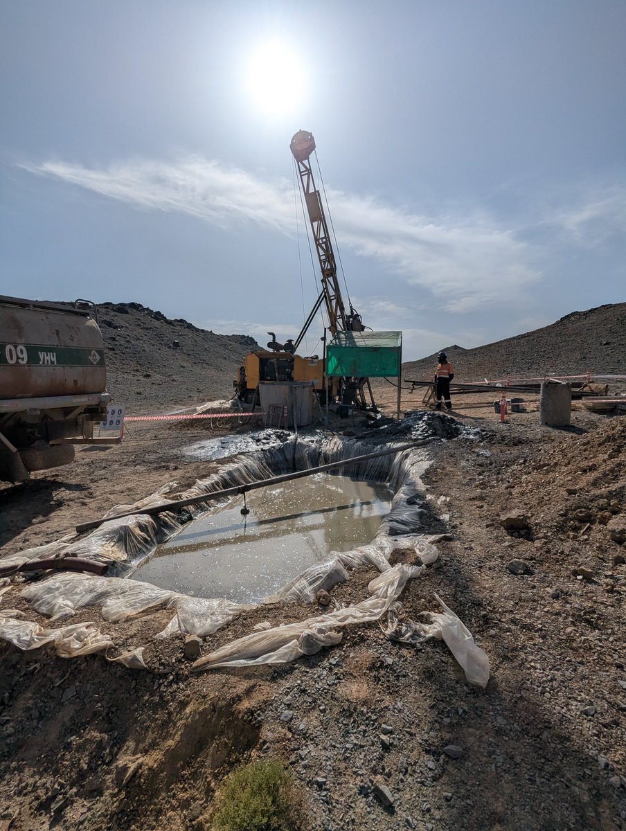 p_hanzl's tweet photo. Drilling in Gobi is quite hard job. https://t.co/O7LisO8T0v