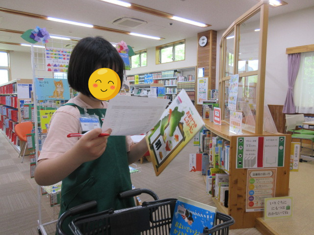 kounanlib's tweet photo. 【#江南図書館 夏休み1日図書館員体験】  
7/27に小学生がお仕事体験をしました。  
お客様への貸出や返却、予約本の回収など大活躍でした✨
＃足立区 ＃江南図書館 ＃図書館 ＃小台 ＃体験 https://t.co/SWGDFtwANv