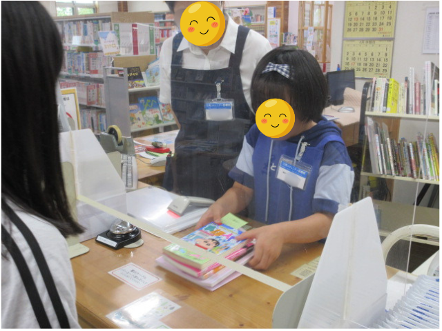 kounanlib's tweet photo. 【#江南図書館 夏休み1日図書館員体験】  
7/27に小学生がお仕事体験をしました。  
お客様への貸出や返却、予約本の回収など大活躍でした✨
＃足立区 ＃江南図書館 ＃図書館 ＃小台 ＃体験 https://t.co/SWGDFtwANv