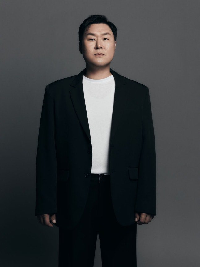 infodrakor_id's tweet photo. Yoon Kyung Ho ahjussi cerita kalau jalan jadi aktor itu bener bener gak gampang. Sebelum terkenal seperti sekarang, dia udah nyobain sekitar 30 kerjaan part time, dari kerja harian sampai pernah jadi badut pembukaan toko, demi bisa tetap lanjut main teater dan ngejar mimpi jadi aktor.

Pas istrinya hamil anak pertama, dia bahkan sempat kepikiran buat berhenti akting. Dia takut anaknya nanti harus hidup susah gara gara ayahnya cuma ngejar mimpi. Tapi karena seumur hidup cuma belajar akting, dia juga bingung kalau harus mulai karier baru.

Di tengah kebimbangan itu, datanglah kesempatan main di film The Battleship Island. Sambil mengenang momen itu, Yoon Kyung Ho sampai nangis. Dia bilang waktu putrinya masih di dalam kandungan, dia sempat ngobrol sama bayinya.

"Kalau nanti kamu udah besar dan bisa nonton film ini, Ayah pengin bilang maaf kalau dulu kamu harus hidup pas pasan. Tapi Ayah benar benar pengin melakukan pekerjaan ini. Tolong tunggu Ayah sedikit lagi" 

Setelah putrinya lahir, rezekinya pelan pelan mulai datang. Dia bergabung di drama Goblin, terus kariernya mulai terbuka. Menurutnya, setelah jadi ayah, cara pandangnya berubah total. Dulu cuma pengin jadi aktor terbaik, sekarang dia lebih fokus bertanggung jawab buat keluarga dan mau ambil setiap kesempatan yang datang.

Kalau dulu dia melihat aktris hanya sebagai rekan kerja, sekarang tanpa sadar dia jadi berpikir: "Oh, dia juga anak perempuan yang disayangi orang tuanya" Karena itu, waktu berperan sebagai ayah di Agent Kim Reactived, emosinya lebih mudah tersambung dan aktingnya berasa kayak real. 

U did well ahjussi 🫶🏻

https://t.co/boCbnQRCR1