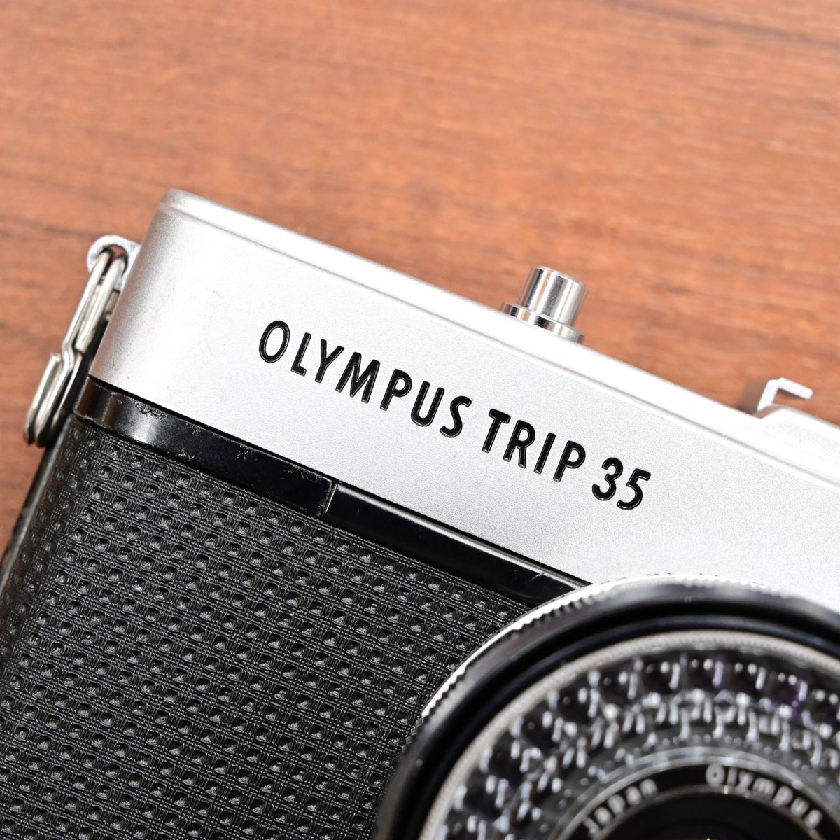 champcamera's tweet photo. OLYMPUS #TRIP35(整備済) ¥24,000- by #青葉台 店
PENをベースに作られた35mmフルサイズのコンパクト #フィルムカメラ。
自然な画角の40mmの単焦点レンズと、ゾーンフォーカスによるシンプルなピント合わせで軽快に撮影を楽しめる1台です。
#田園都市線
https://t.co/XBL9gfybAi https://t.co/tYU6AytBbi