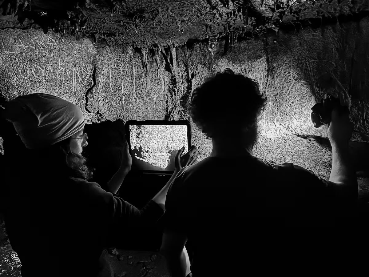 NarudaaArnaud's tweet photo. Découverte exceptionnelle en Espagne! Un temple romain réservé aux femmes a été mis au jour… à plus de 200 mètres à l’intérieur d’une grotte près de Valence. Dans la "Cova Dones" (la « grotte des femmes»), les archéologues ont trouvé 120 inscriptions rupestres dédiées à une déesse inconnue du nom de "Malaci". Les femmes du Ier-IIe siècle s'y rendaient, gravaient leurs noms et leurs prières sur les parois de la cavité, et y déposaient des offrandes. C’est le sanctuaire romain avec le plus grand nombre d’inscriptions jamais découvert dans tout l’Empire!!! Une grotte qui continue de livrer ses secrets et où les recherches se poursuivent #Archéologie #RomeAntique #CovaDones #Histoire #Valence #Espagne
https://t.co/O36cUGse7w