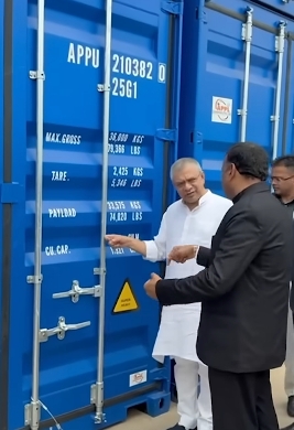 InfraholicR's tweet photo. India is now manufacturing its own containers.

before BJP government it was practically building 0 containers, now 30000 annually.
our target is 7.5 lakh annually. https://t.co/gBW0gRA9kA