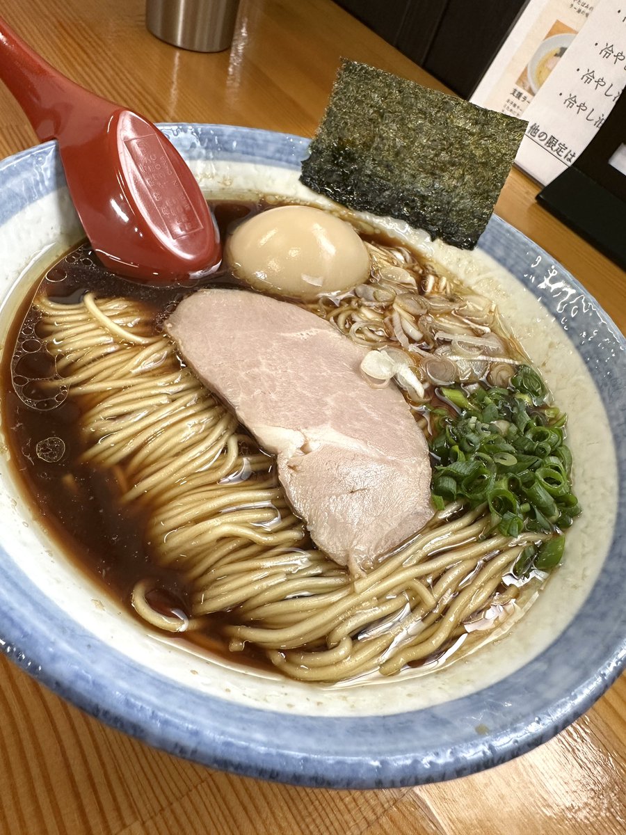 _tamukei's tweet photo. ラーメン屋 かたばみ
　@ 那珂市豊喰

※限定
　TKM ご飯セット
※ネギ塩の和え玉
※黒醤油そば(妻)

TKMの命！タレ
具材はシンプルですが
冷し平打ち麺とタレに卵の絡みを楽しむには充分と！
黒澤醤油の2年熟成醤油🍜
頷きながら食べる美味いスープ🍜腹パン🍞ゴチ https://t.co/jEzH1LSgqW