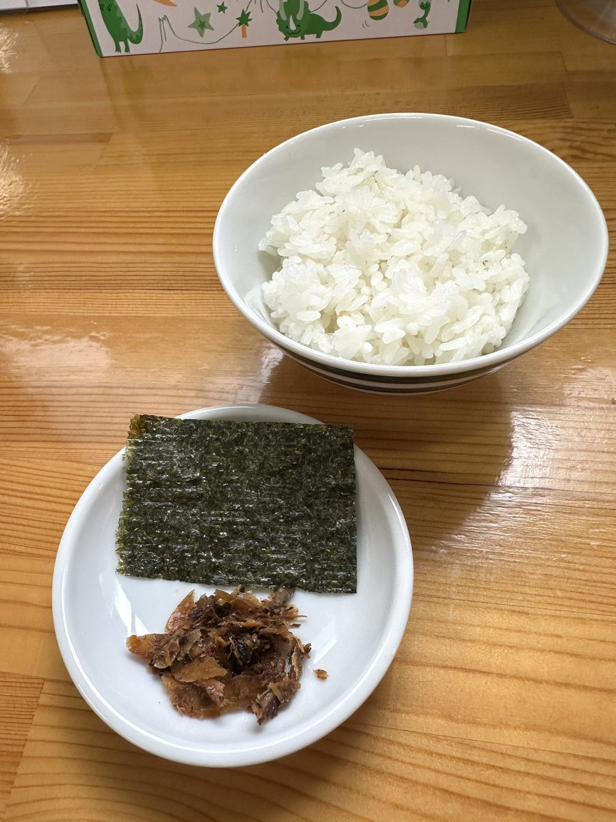 _tamukei's tweet photo. ラーメン屋 かたばみ
　@ 那珂市豊喰

※限定
　TKM ご飯セット
※ネギ塩の和え玉
※黒醤油そば(妻)

TKMの命！タレ
具材はシンプルですが
冷し平打ち麺とタレに卵の絡みを楽しむには充分と！
黒澤醤油の2年熟成醤油🍜
頷きながら食べる美味いスープ🍜腹パン🍞ゴチ https://t.co/jEzH1LSgqW