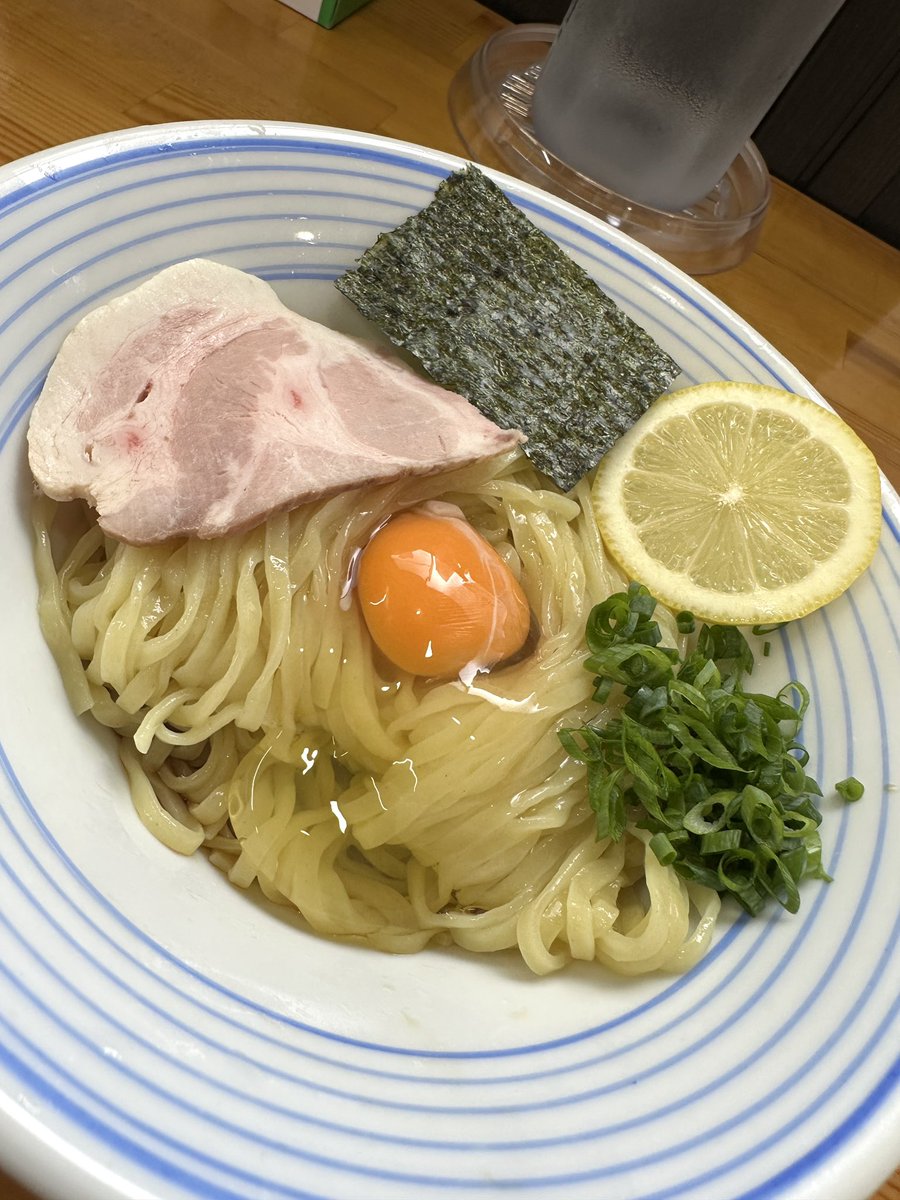 _tamukei's tweet photo. ラーメン屋 かたばみ
　@ 那珂市豊喰

※限定
　TKM ご飯セット
※ネギ塩の和え玉
※黒醤油そば(妻)

TKMの命！タレ
具材はシンプルですが
冷し平打ち麺とタレに卵の絡みを楽しむには充分と！
黒澤醤油の2年熟成醤油🍜
頷きながら食べる美味いスープ🍜腹パン🍞ゴチ https://t.co/jEzH1LSgqW