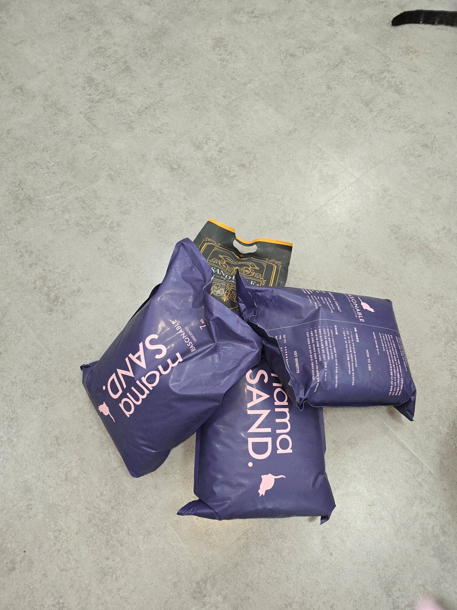 sinchunsug97804's tweet photo. 좀전 쉼터 청소 끝나고
화장실 배변 모래 갈아주니
한봉도 없어요.
왤케 애들 돌보는것이 힘들까요.
통장 잔고 애들 치료비도
걱정 이구요.
힘드시지만 한포씩이라도
도와 주세요.
퇴원을 해야할 치료비도 부탁 드려 봅니다.
소중한 새끼들 도와 주세요.
새마을금고 9003 2584 9705 9 신춘숙 도움절실 https://t.co/olB1pRVAlk