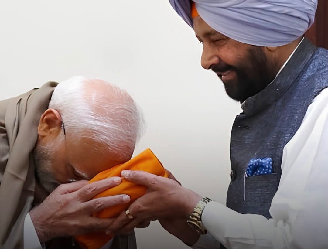 KewalDhillonPB's tweet photo. A moment that says everything about the man leading India. 🙏

When I offered PM Shri @narendramodi ji prashad from Sri Harmandir Sahib, he didn’t just accept it — he bowed his head in reverence before taking it.

No cameras were needed for that gesture to matter. That’s not protocol. That’s faith. That’s humility.

A man who leads 140 crore Indians, yet bows before faith without a second thought. That’s what makes PM Modi different.

#PMModi #Punjab #BJP

एक पल जो बहुत कुछ कह जाता है। 🙏

जब मैंने माननीय प्रधानमंत्री श्री @narendramodi जी को श्री हरमंदिर साहिब का प्रसाद अर्पित किया, तो उन्होंने उसे केवल स्वीकार ही नहीं किया—बल्कि उसे ग्रहण करने से पहले श्रद्धा से अपना सिर झुका दिया।

उस भाव को महत्वपूर्ण बनाने के लिए किसी कैमरे की ज़रूरत नहीं थी। यह कोई औपचारिकता नहीं थी। यह आस्था थी। यह विनम्रता थी।

140 करोड़ भारतीयों का नेतृत्व करने वाला एक व्यक्ति, जो बिना एक पल सोचे अपनी आस्था के आगे सिर झुका देता है। यही बात प्रधानमंत्री मोदी को सबसे अलग बनाती है।

#PMModi #Punjab #BJP

ਇੱਕ ਪਲ ਜੋ ਬਹੁਤ ਕੁਝ ਬਿਆਨ ਕਰ ਜਾਂਦਾ ਹੈ। 🙏

ਜਦੋਂ ਮੈਂ ਮਾਣਯੋਗ ਪ੍ਰਧਾਨ ਮੰਤਰੀ @narendramodi ਜੀ ਨੂੰ ਸ੍ਰੀ ਹਰਿਮੰਦਰ ਸਾਹਿਬ ਦਾ ਪ੍ਰਸ਼ਾਦ ਭੇਟ ਕੀਤਾ, ਤਾਂ ਉਨ੍ਹਾਂ ਨੇ ਸਿਰਫ਼ ਉਸਨੂੰ ਸਵੀਕਾਰ ਹੀ ਨਹੀਂ ਕੀਤਾ, ਸਗੋਂ ਉਸਨੂੰ ਗ੍ਰਹਿਣ ਕਰਨ ਤੋਂ ਪਹਿਲਾਂ ਸ਼ਰਧਾ ਨਾਲ ਆਪਣਾ ਸਿਰ ਝੁਕਾਇਆ।

ਉਸ ਭਾਵਨਾ ਦੀ ਮਹੱਤਤਾ ਲਈ ਕਿਸੇ ਕੈਮਰੇ ਦੀ ਲੋੜ ਨਹੀਂ ਸੀ। ਇਹ ਕੋਈ ਰਸਮੀ ਕਾਰਵਾਈ ਨਹੀਂ ਸੀ। ਇਹ ਆਸਥਾ ਸੀ। ਇਹ ਨਿਮਰਤਾ ਸੀ।

140 ਕਰੋੜ ਭਾਰਤੀਆਂ ਦੀ ਅਗਵਾਈ ਕਰਨ ਵਾਲਾ ਇੱਕ ਵਿਅਕਤੀ, ਜੋ ਬਿਨਾਂ ਇੱਕ ਪਲ ਸੋਚੇ ਆਪਣੀ ਆਸਥਾ ਅੱਗੇ ਸਿਰ ਝੁਕਾ ਦਿੰਦਾ ਹੈ। ਇਹੀ ਗੱਲ ਪ੍ਰਧਾਨ ਮੰਤਰੀ ਮੋਦੀ ਨੂੰ ਵੱਖਰਾ ਬਣਾਉਂਦੀ ਹੈ।

#PMModi #Punjab #BJP @narendramodi @NitinNabin @AmitShah