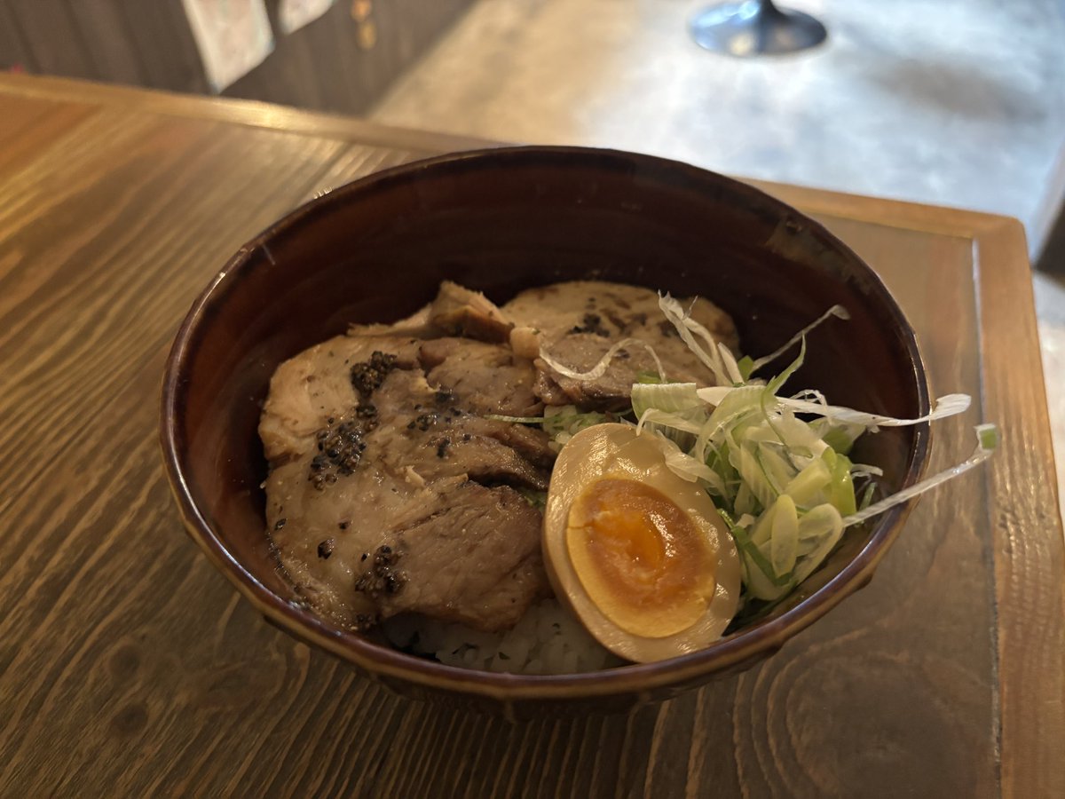 hiroakix_7725's tweet photo. お昼ごはん

長男と一緒

佐倉市　麺屋ぱんどら

豚ばらつけ麺　味噌　大盛り

網焼きちゃーしゅー丼

#麺屋ぱんどら　#佐倉市 https://t.co/mLgWkhPyLQ