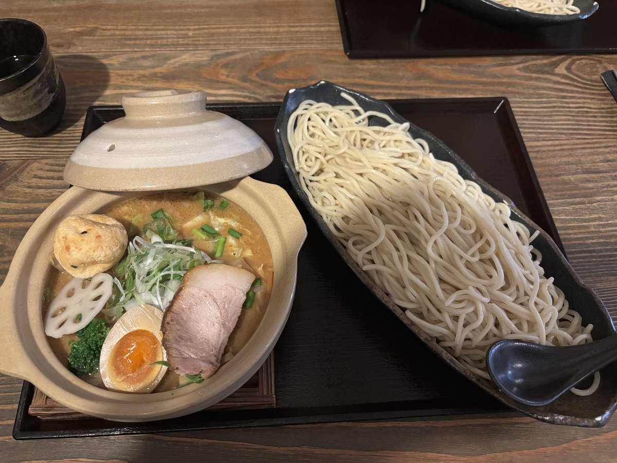 hiroakix_7725's tweet photo. お昼ごはん

長男と一緒

佐倉市　麺屋ぱんどら

豚ばらつけ麺　味噌　大盛り

網焼きちゃーしゅー丼

#麺屋ぱんどら　#佐倉市 https://t.co/mLgWkhPyLQ