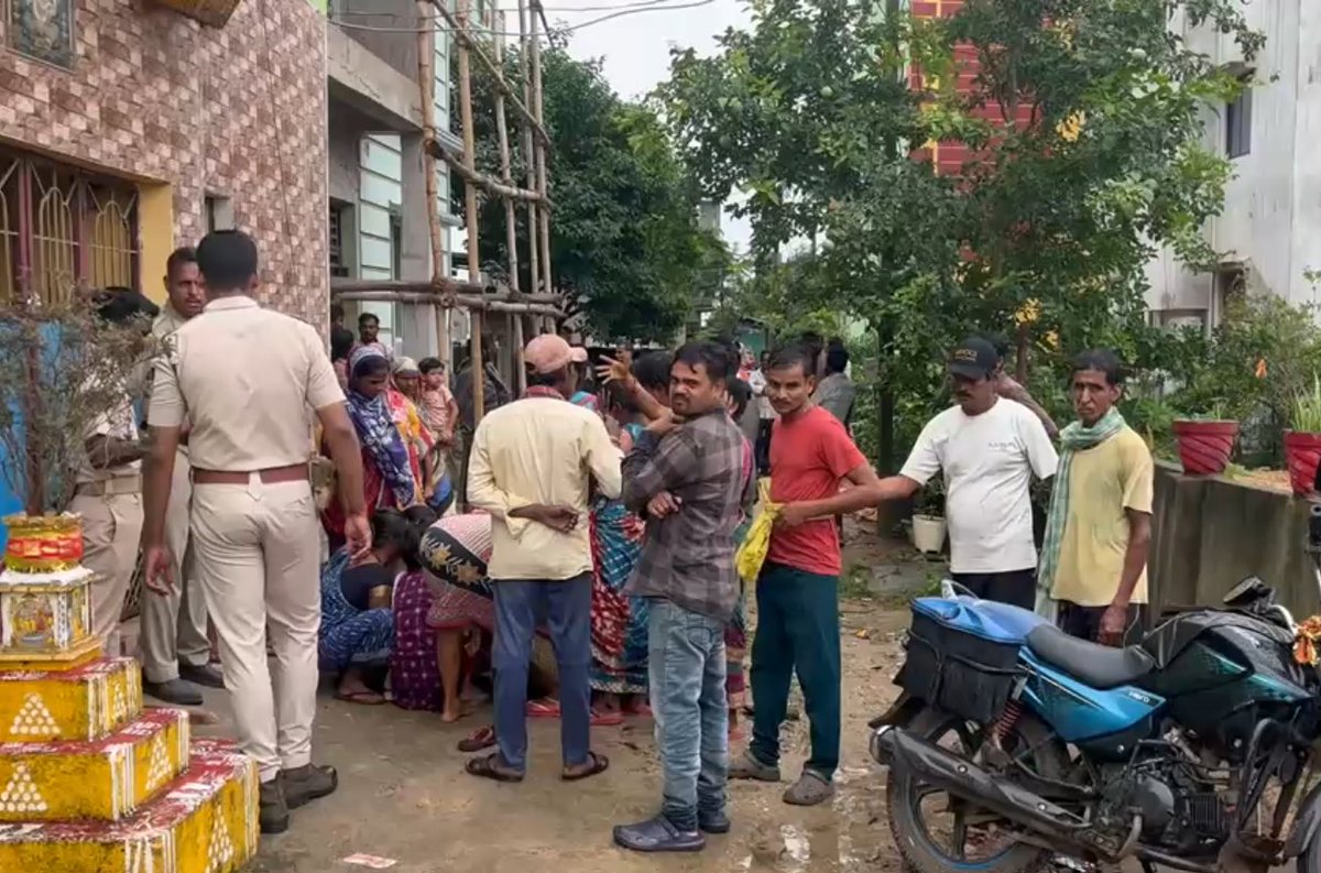 News18Odia's tweet photo. #ବାପାକୁ_ହତ୍ୟା_କଲା_ପୁଅ
ଭୁବନେଶ୍ବର: ମଞ୍ଚେଶ୍ବର ଅଞ୍ଚଳରେ ବିଭତ୍ସ ହତ୍ୟା
ବାପାକୁ ପଥରରେ ଛେଚି ହତ୍ୟା କଲା ପୁଅ
ପାରିବାରିକ କଳହରୁ ହତ୍ୟା ହୋଇଥିବା ସନ୍ଦେହ
ପୁଅ ଥାନାରେ ଅଟକ, ପୋଲିସର ତଦନ୍ତ ଜାରି
#Bhubaneswar #Mancheswar #CrimeNews #BreakingNews #OdishaNews https://t.co/IetNgncGeM