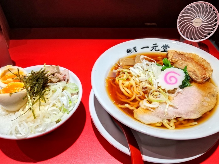 JAZZ_YA's tweet photo. 今日おじゃましたのは 麺屋 一元堂 さん
オーダーしたのは とろ豚中華そばと炙り豚めしセット
具はチャーシュー2種、ネギ、メンマ、ほうれんそう、なると🍥
ちぢれ麺に自慢のしょっぱ旨いスープがからみます
暑い日が続いてるんで塩分補給が必要ですね（ぐびぐび
#コペンラーメン部 https://t.co/CzT0rVQzAW