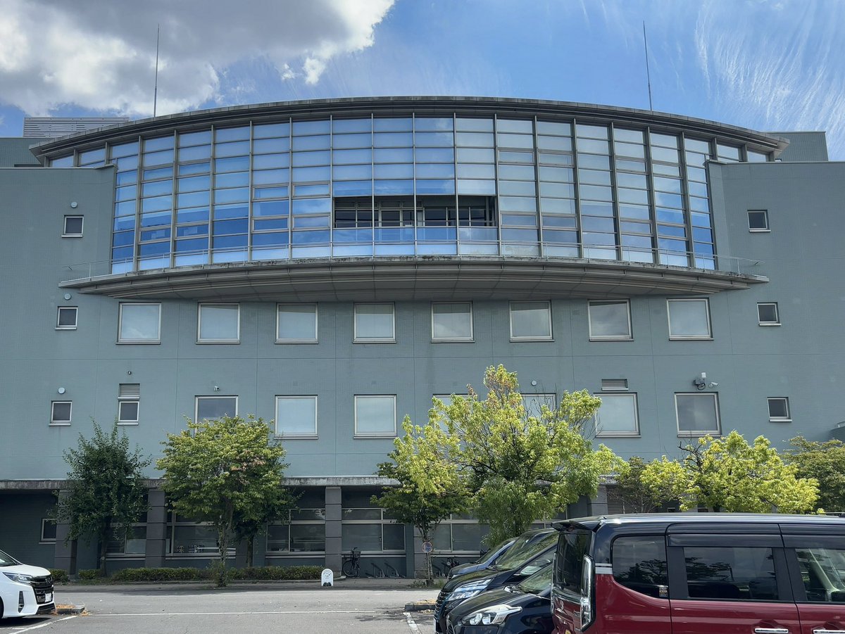 meifei_'s tweet photo. 図書館メモNo.130
 「関市立図書館」

体育館や福祉会館などが入る複合施設「わかくさプラザ」の1階にある。
通路にはテーマごとに厳選された本が並んでおり、『20歳を過ぎた本』のようにテーマのチョイスも面白い！
漫画や学習机がたくさんあるから、自分が学生だったらここで夏休みを過ごしたい✨ https://t.co/QM4bEc1gha