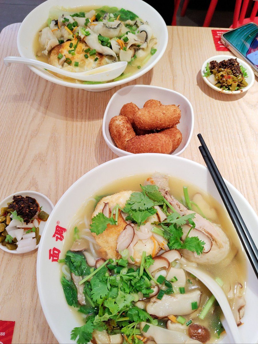 hg0tixj's tweet photo. 凌晨一点的小食光，暖灯裹着面香，浅酌一口热汤，今天的疲惫都散啦 https://t.co/rZwKrJhHrJ