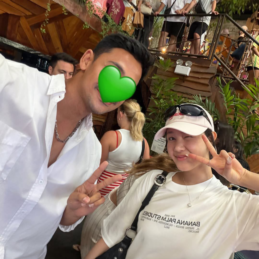 PHARITAGLOBAL's tweet photo. [📸] 280726 | FAN TAKEN

OP took a lot of photos with Pharita on the occasion of her visit to the local handicraft market. It can be seen that they respect Pharita very much when they only post after she has left Bali and update on social 

#PHARITA #파리타
#BABYMONSTER #베이비몬스터