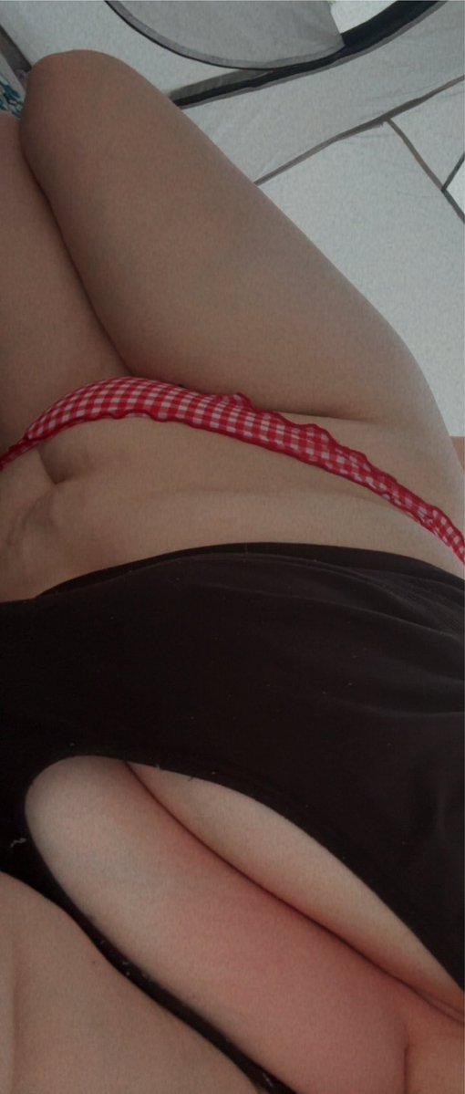 belleeeeee99's tweet photo. 2️⃣7️⃣💕 #nsfwtwt #altgirl #nsfw my boobs are violently burnt but camping for my birthday was worth it https://t.co/mkJ1vRZ0ei