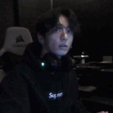 loviesmin's tweet photo. #kookminau

Si su rubio era feliz jugando, por mas absurdo que sea su escondite, no era quien para decirle algo.

Solo que alguien no sabia que el novio de cierto pelinegro estaba dentro del juego. 

Y mucho menos, que era el camuflaje mas estúpido que habia visto... https://t.co/jHpaYHrx8l