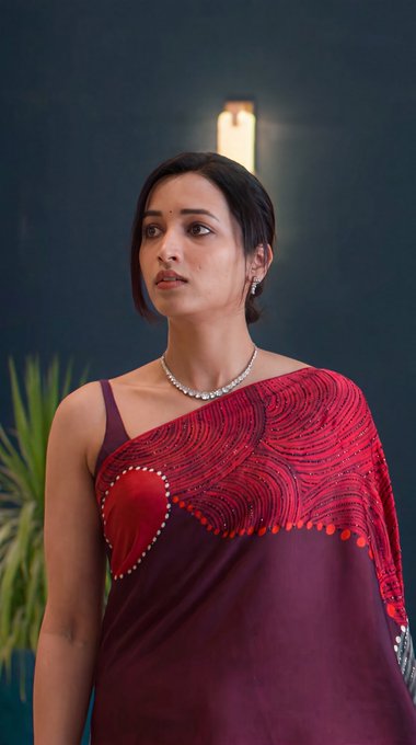 lords_throne's tweet photo. OMG... Srinidhi Shetty is just slaying as wifey...❤️
#SrinidhiShetty https://t.co/h0HEEn41sJ