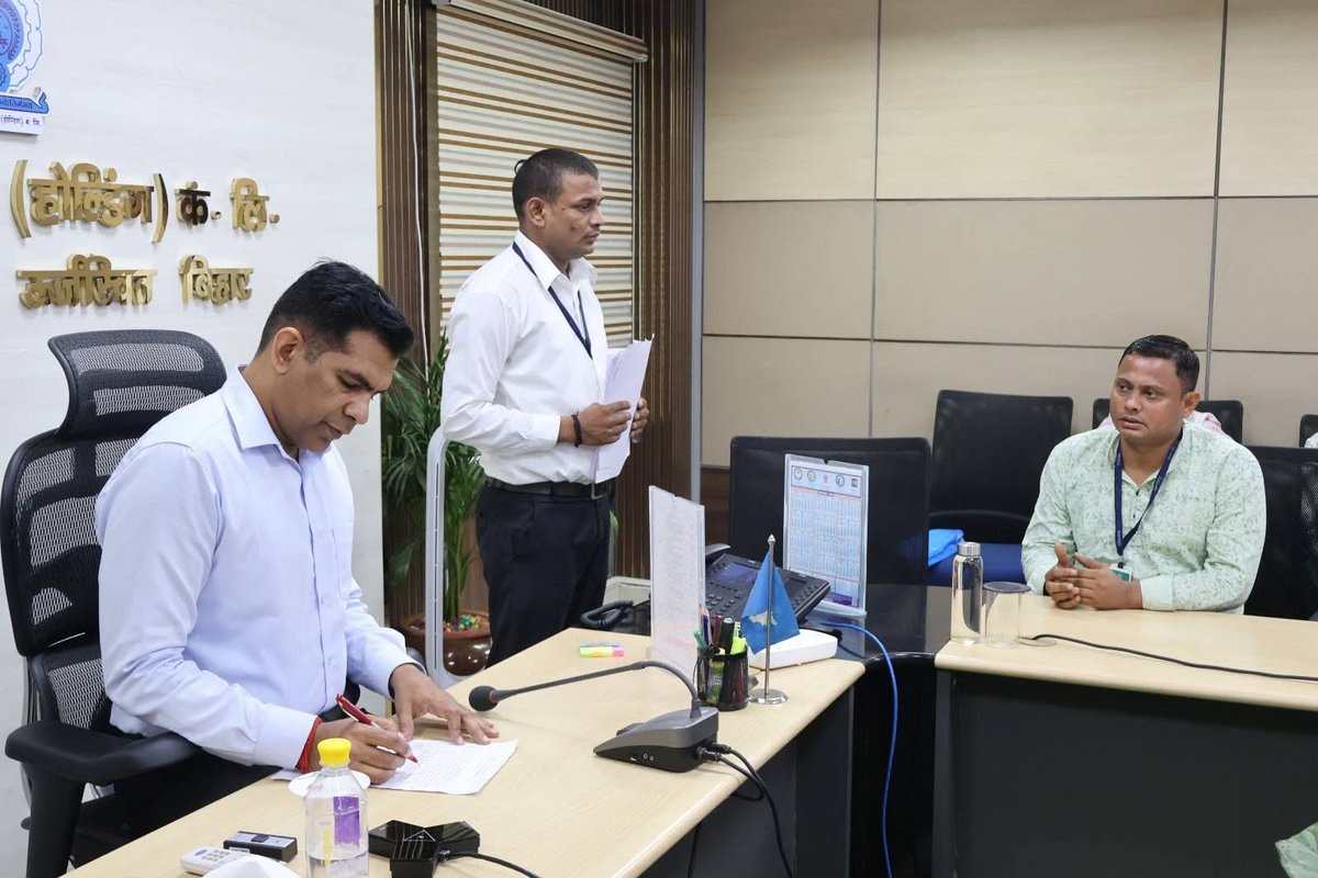 EnergyBihar's tweet photo. ऊर्जा विभाग के सचिव सह सीएमडी #BSPHCL श्री अजय यादव (IAS) ने ‘सबका सम्मान-जीवन आसान (Ease of Living)’ के तहत उपभोक्ताओं की सुविधा को प्राथमिकता देते हुए सोमवार को मुख्यालय में उपभोक्ताओं से सीधा संवाद किया। (1/2)
@KumarBulo
@nawal_ias
@IPRDBihar https://t.co/KaRRaFsB7Z