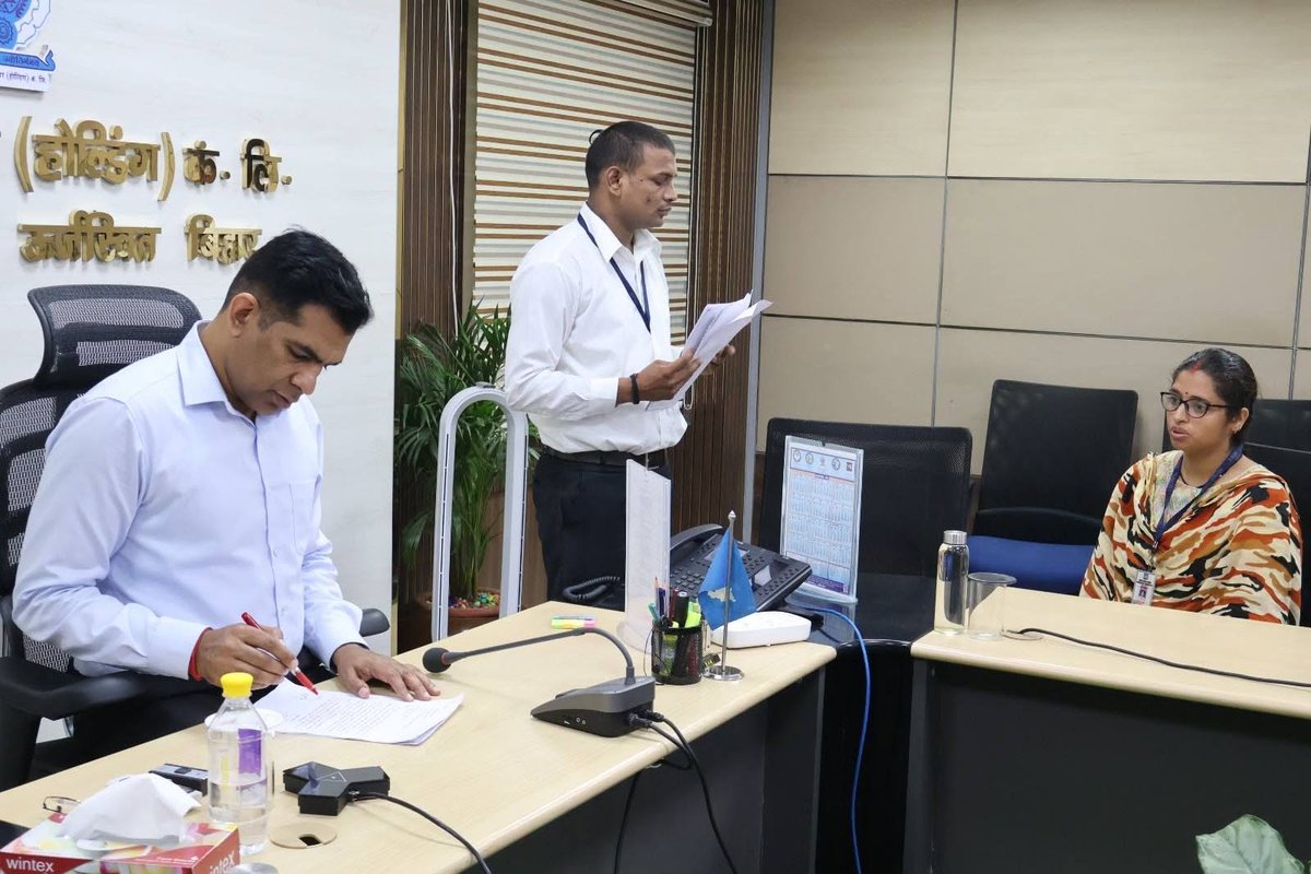 EnergyBihar's tweet photo. ऊर्जा विभाग के सचिव सह सीएमडी #BSPHCL श्री अजय यादव (IAS) ने ‘सबका सम्मान-जीवन आसान (Ease of Living)’ के तहत उपभोक्ताओं की सुविधा को प्राथमिकता देते हुए सोमवार को मुख्यालय में उपभोक्ताओं से सीधा संवाद किया। (1/2)
@KumarBulo
@nawal_ias
@IPRDBihar https://t.co/KaRRaFsB7Z