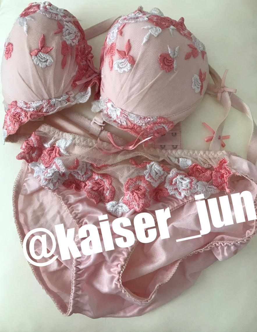 Kaiser_jun's tweet photo. メイド喫茶の可愛いメイドさんとイチャイチャ甘々。キスや前戯たっぷりの後、「いつも気持ちよくしてもらっているからお返しに……」と、ご奉仕してもらいました！さすがメイドさん。こちらもすっかり癒されました。ありがとう✨ https://t.co/PuD3k9lW0W