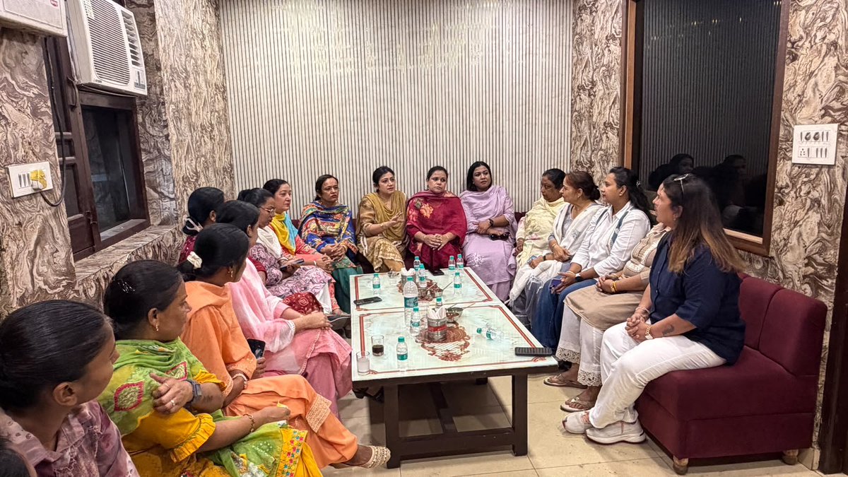 AAP_WomenWingPB's tweet photo. 📍 ਅੰਮ੍ਰਿਤਸਰ ਉੱਤਰੀ

ਅੱਜ ਅੰਮ੍ਰਿਤਸਰ ਉੱਤਰੀ ਹਲਕੇ ਦੀ ਕੋਆਰਡੀਨੇਟਰ ਸੁਖਰਾਜ ਕੌਰ ਜੀ ਵੱਲੋਂ ਬਲਾਕ ਕੋਆਰਡੀਨੇਟਰ ਭੈਣਾਂ ਨਾਲ ਇੱਕ ਅਹਿਮ ਮੀਟਿੰਗ ਕੀਤੀ ਗਈ।
ਮੀਟਿੰਗ ਵਿੱਚ ਮਹਿਲਾ ਵਿੰਗ ਦੀ ਸਟੇਟ ਮੀਤ ਪ੍ਰਧਾਨ ਸੀਮਾ ਸੋਢੀ ਜੀ, ਮਾਝਾ ਜ਼ੋਨ ਪ੍ਰਧਾਨ ਸੁਖਬੀਰ ਕੌਰ ਜੀ ਅਤੇ ਜ਼ਿਲ੍ਹਾ ਇੰਚਾਰਜ ਕਾਮਨਾ ਆਨੰਦ ਜੀ ਵਿਸ਼ੇਸ਼ ਤੌਰ 'ਤੇ ਮੌਜੂਦ ਰਹੇ। https://t.co/WwY0hZPLlD