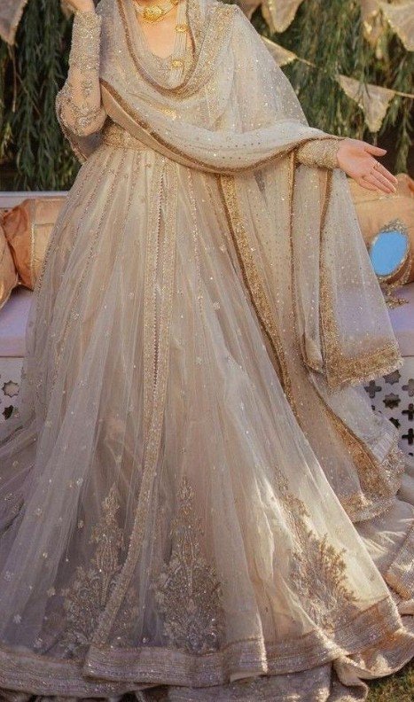 adagulsher98's tweet photo. Not feeling your best? 
Put on a #Pakistani outfit and watch your mood change. 
There’s something royal about our culture👑 https://t.co/epW5kz3fmq