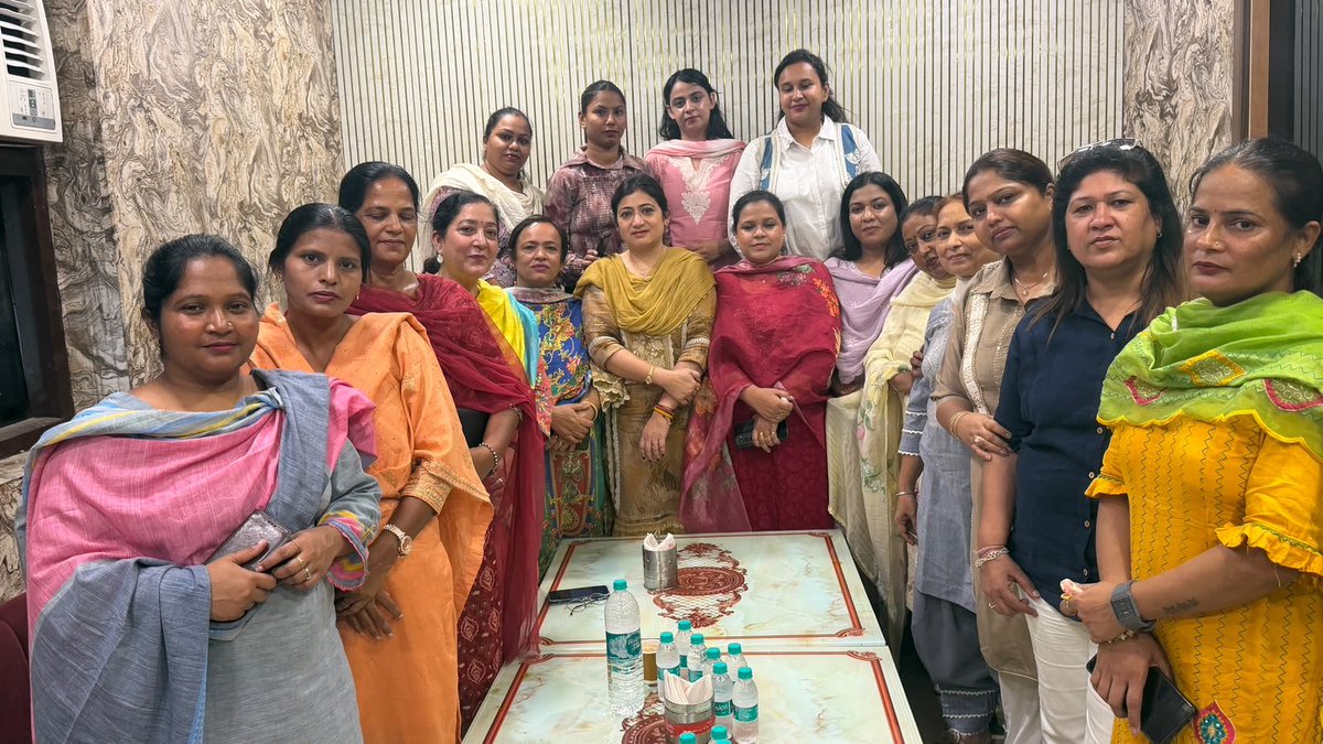 AAP_WomenWingPB's tweet photo. 📍 ਅੰਮ੍ਰਿਤਸਰ ਉੱਤਰੀ

ਅੱਜ ਅੰਮ੍ਰਿਤਸਰ ਉੱਤਰੀ ਹਲਕੇ ਦੀ ਕੋਆਰਡੀਨੇਟਰ ਸੁਖਰਾਜ ਕੌਰ ਜੀ ਵੱਲੋਂ ਬਲਾਕ ਕੋਆਰਡੀਨੇਟਰ ਭੈਣਾਂ ਨਾਲ ਇੱਕ ਅਹਿਮ ਮੀਟਿੰਗ ਕੀਤੀ ਗਈ।
ਮੀਟਿੰਗ ਵਿੱਚ ਮਹਿਲਾ ਵਿੰਗ ਦੀ ਸਟੇਟ ਮੀਤ ਪ੍ਰਧਾਨ ਸੀਮਾ ਸੋਢੀ ਜੀ, ਮਾਝਾ ਜ਼ੋਨ ਪ੍ਰਧਾਨ ਸੁਖਬੀਰ ਕੌਰ ਜੀ ਅਤੇ ਜ਼ਿਲ੍ਹਾ ਇੰਚਾਰਜ ਕਾਮਨਾ ਆਨੰਦ ਜੀ ਵਿਸ਼ੇਸ਼ ਤੌਰ 'ਤੇ ਮੌਜੂਦ ਰਹੇ। https://t.co/WwY0hZPLlD