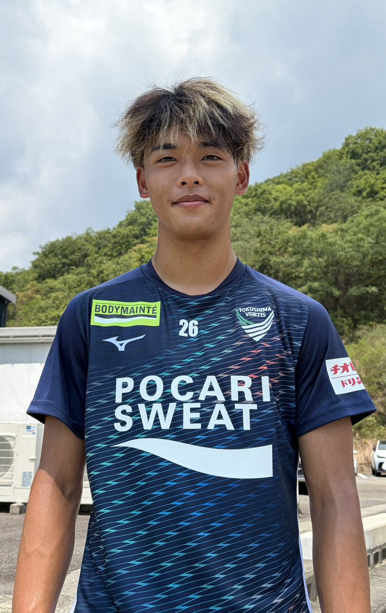 Mickitch's tweet photo. キャンプ明けのTSV

ファンサゾーンに一番乗りで、新しい練習姿を見せてくれた瑠聖くん😊
めちゃくちゃ似合ってました👍✨

キラキラ加工の模様は、渦潮にも風が駆け抜けているようにも見えて躍動感たっぷり🌀💙💚
サポの仲間にも大好評でした😆
#vortis https://t.co/ZRtBOtQGBj