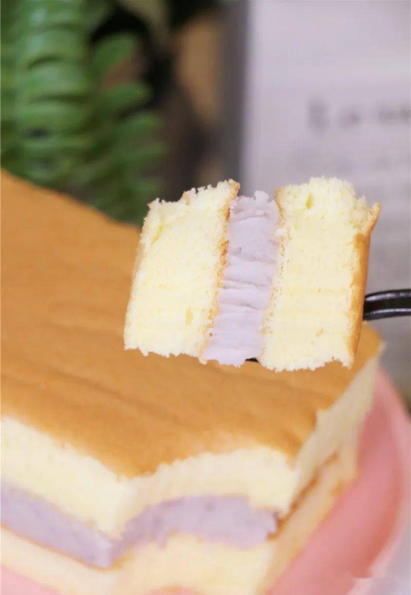 jiung4423's tweet photo. [藏在老巷的咸蛋黄芋泥包！芋泥绵密到能拉出丝，咸蛋黄油润不噎人，刚出炉的外皮带着麦香，连吃两个都不够，地址放评论啦～] https://t.co/KqlXy56b1V